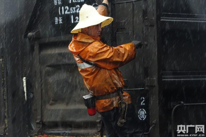 西安西站积极应对强降雨天气