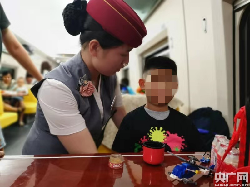 高铁上的温情一幕