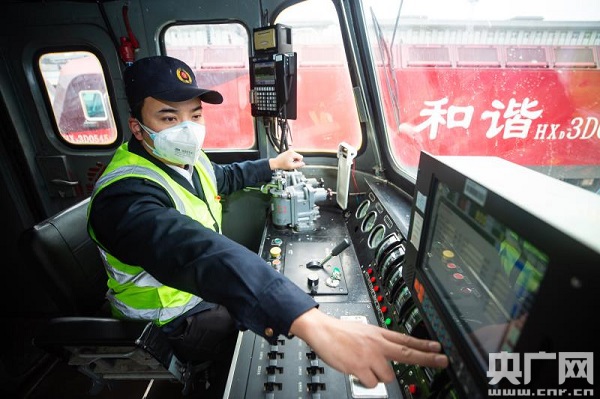 海人杰在内燃机车驾驶室进行性能检查试验 央广网发 刘翔 摄