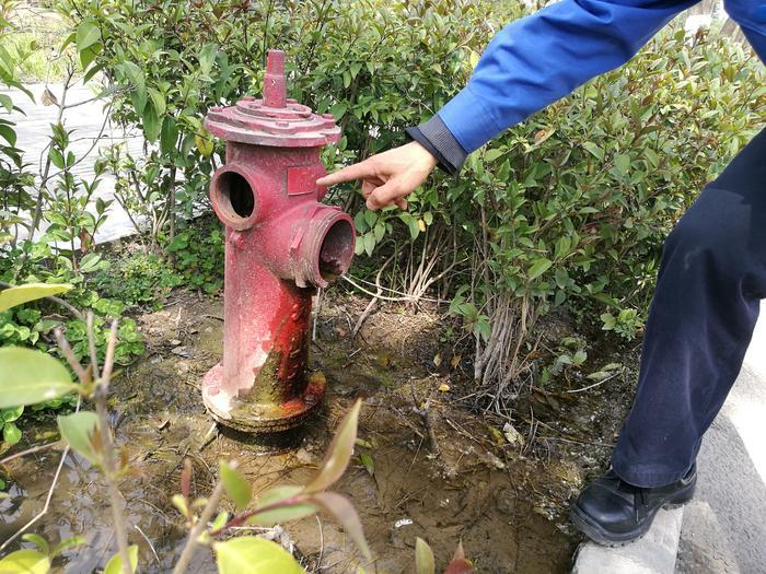 草滩尚稷路消火栓破损严重 市民忧心消防安全