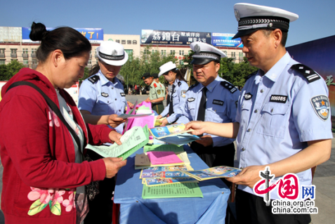 陕西大荔公安开展“与安全同行 和幸福相伴”宣传 陕西大荔公安开展“与安全同行 和幸福相伴”宣传