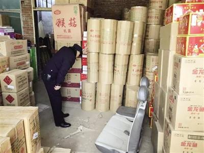 服装店老板在仓库囤22箱烟花 央广网