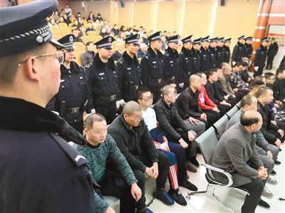 曹某辉等23人恶势力犯罪集团受审