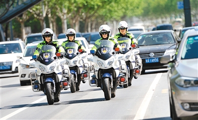 西安交警正式组建铁骑队伍