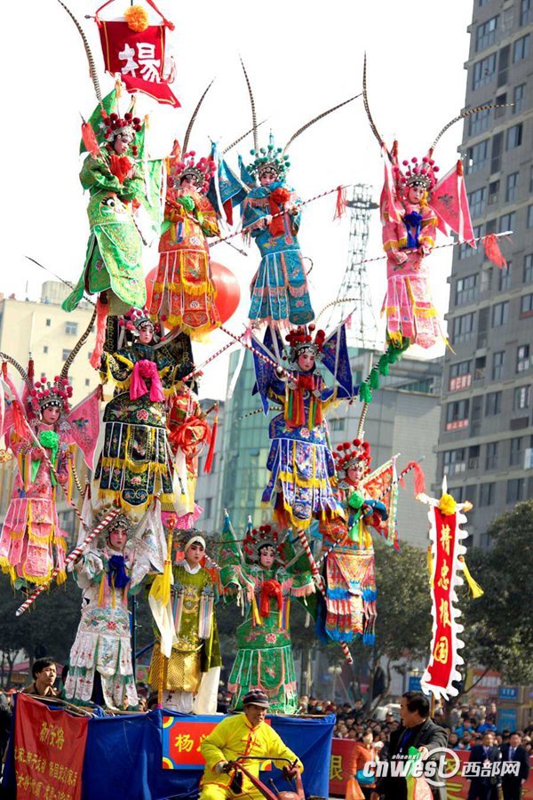 鄠邑新区赛鼓舞、耍社火 展示独特魅力