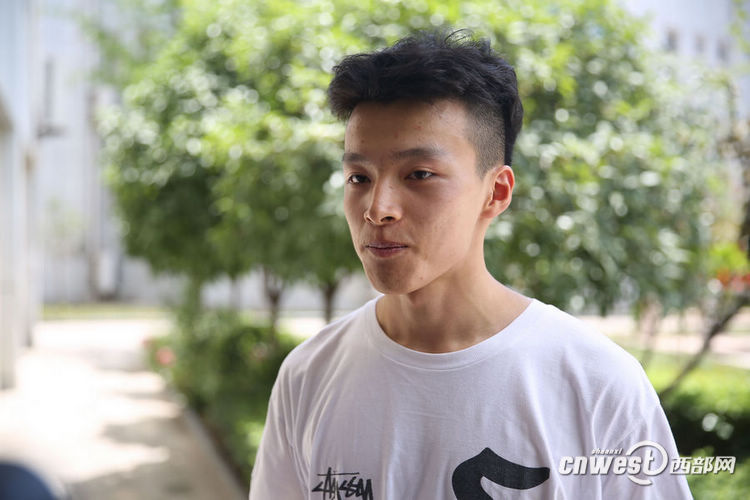 陕西高考文科第一名向远方:不搞题海战术 爱打