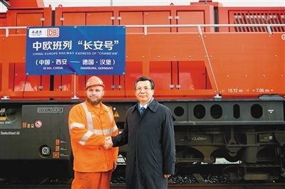 陕西省委常委,市委书记王永康和"长安号"司机伊莱亚斯·亚瓦萨亲切