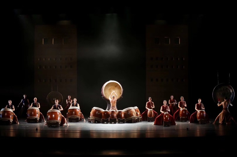 台湾优人神鼓在陕西大剧院上演《勇者之剑》_央广网