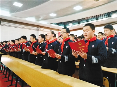 数百名中学生集体朗读《宪法》