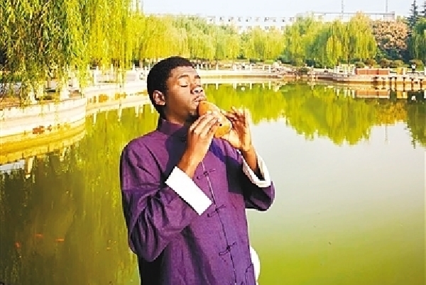 爱上吹埙的非洲小伙