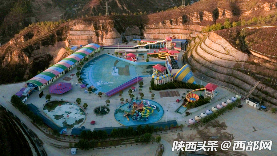 裴家峁村里的水世界乐园成为周边的网红旅游地.