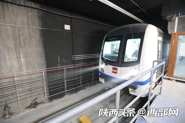 西安地铁一号线二期列车首次带电试跑成功 计