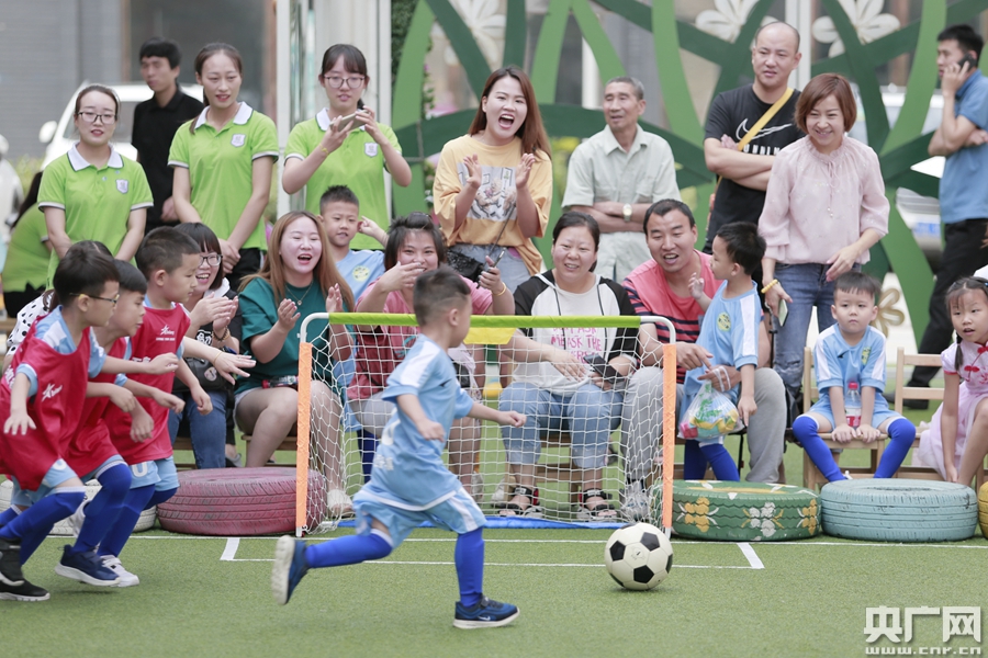 【幼儿园踢足球,不是游戏那么简单】幼儿园踢足球