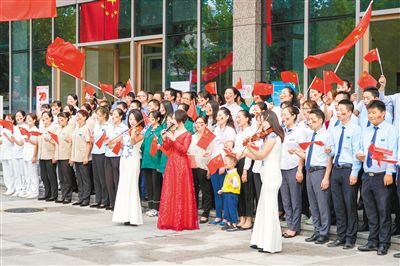 五星红旗迎风飘扬歌唱祖国声音响亮