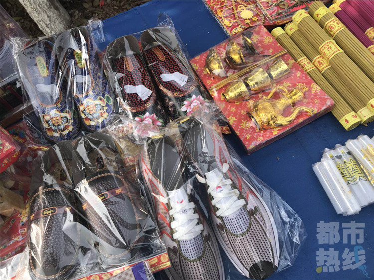 电视台《都市热线》记者 赵越 朱经纬)清明祭祖,除了常见的香蜡纸烛