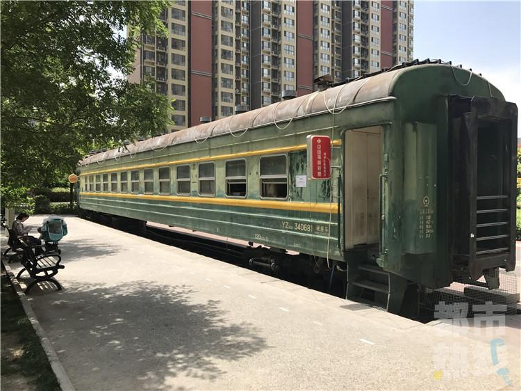 火车车厢"开"进西安一小区 翻新改造变别致商店