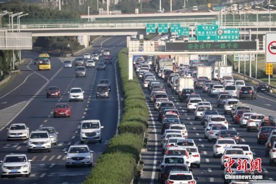 公安部交管局：国庆假期首日全国道路交通流量大幅上升