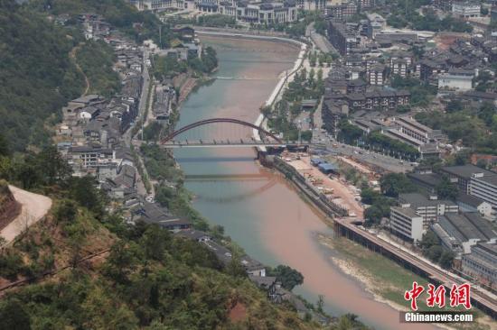 7月23日，坐落在长江经济带上游赤水河畔的茅台镇是赤水河良好生态环境的受益者。近年来，茅台多方坚持生态环境优先、绿色发展，积极融入和推动长江经济带建设，形成了特有的生态治理与绿色发展经验。其中在生态产业链的生产和后续环节，茅台集团率先进入了国家水系统防污染管理网、投资4.68亿元修建污水处理厂五座，2017年全年共处理达标排放污水200多万吨，处理达标率100%……实施的相关举措降低了能源消耗，缩减了对环境的影响，让赤水河水更绿、天更蓝。瞿宏伦 摄