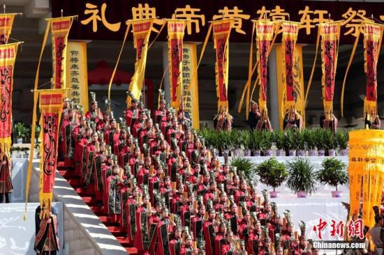 资料图:演员在公祭轩辕黄帝典礼上表演黄帝祭典乐舞告祭.