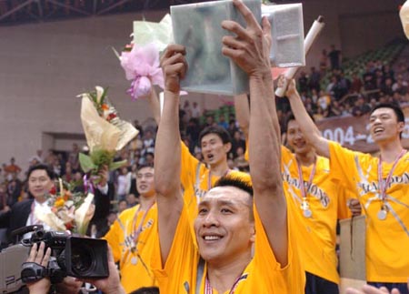 CBA总决赛广东3-2逆转江苏卫冕冠军笑捧至尊鼎
