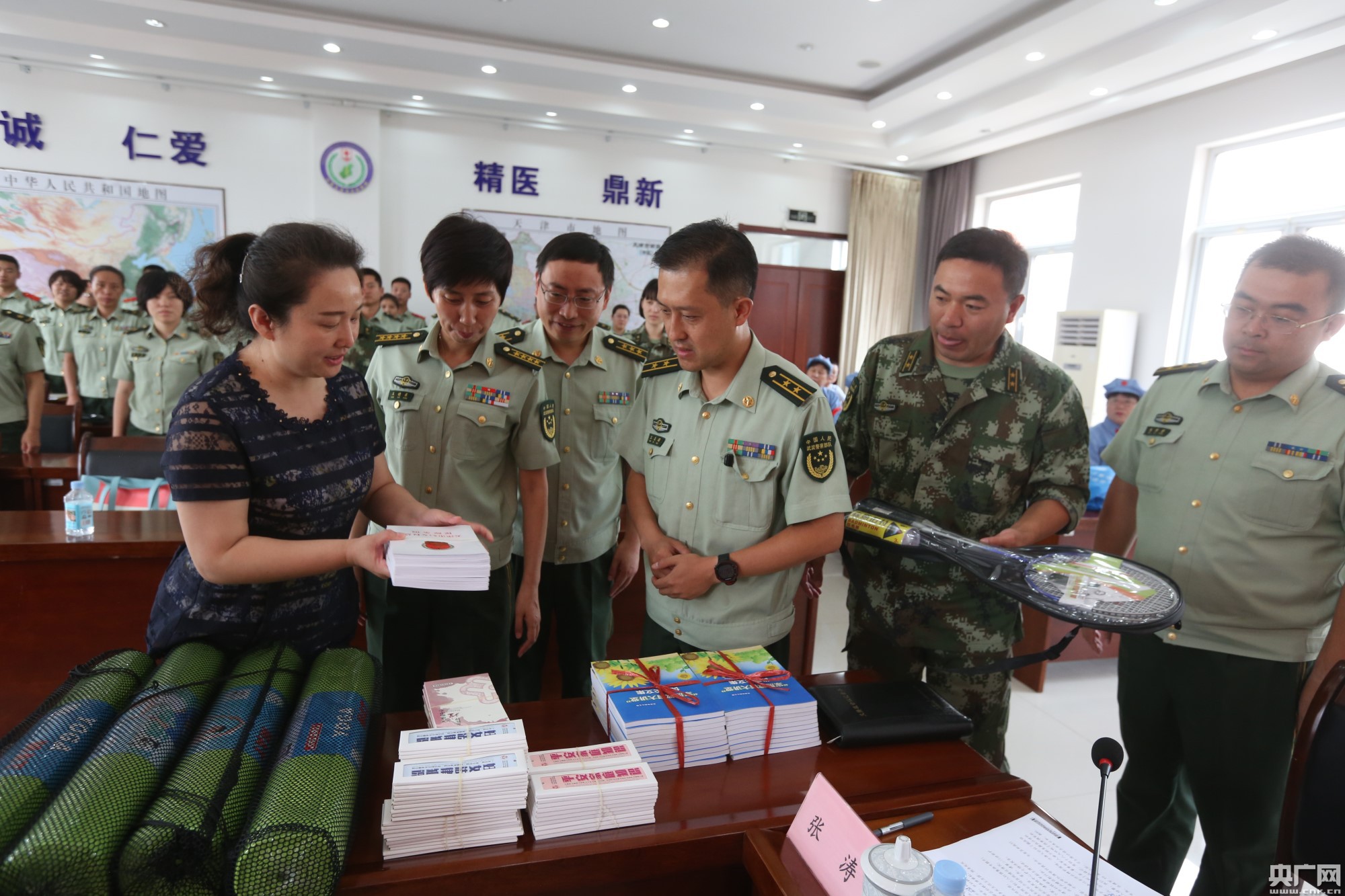 八一前夕天津市妇联慰问武警天津总队医院官