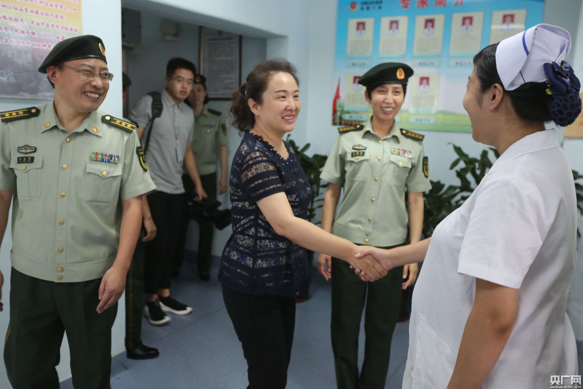 八一前夕天津市妇联慰问武警天津总队医院官
