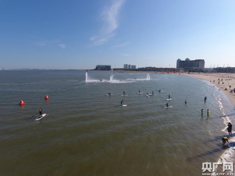 首届中国家庭帆船赛9月在天津东疆湾沙滩景区举行