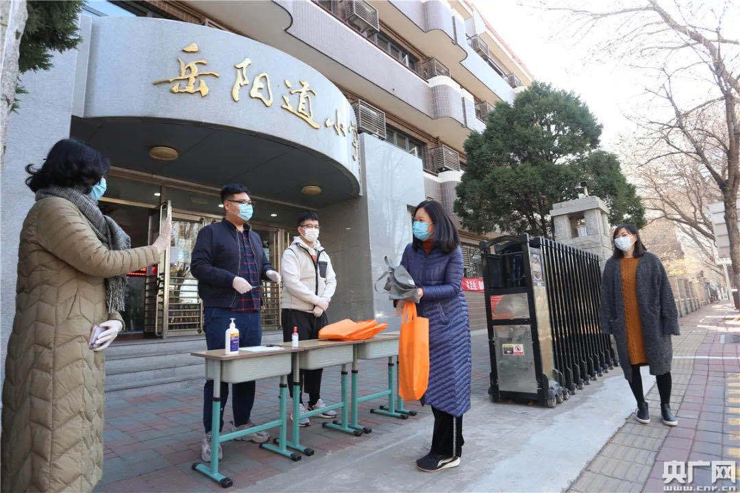 解"疫"时之需 享"书"送之暖 天津市岳阳道小学五天完成教材分发