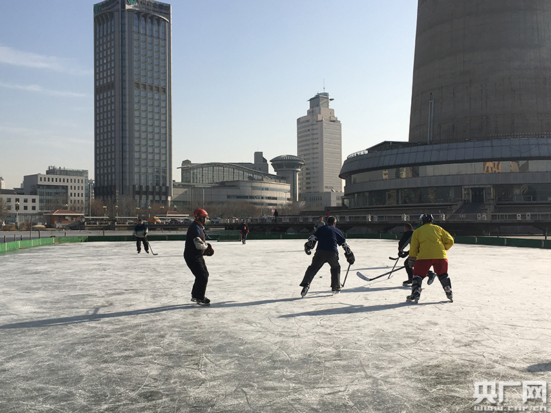天津户外天然冰场"开门纳客 冰雪运动蓬勃发展
