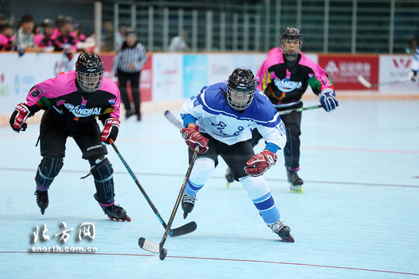 全运轮滑冰球首日激战方酣 新项目吸引观赛热
