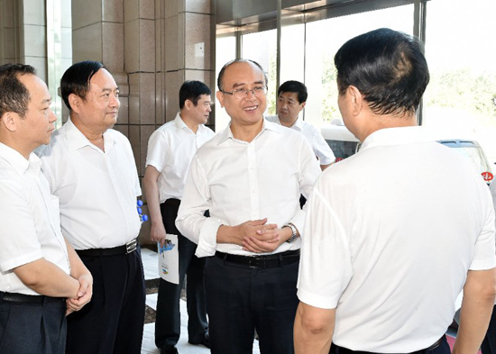 许勤在石家庄调研产业结构调整促进转型升级