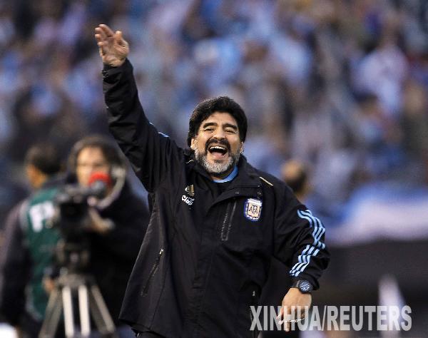 阿根廷队主教练马拉多纳在庆祝球队的第三粒进