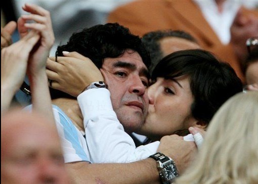 马拉多纳与漂亮女儿的温情时刻