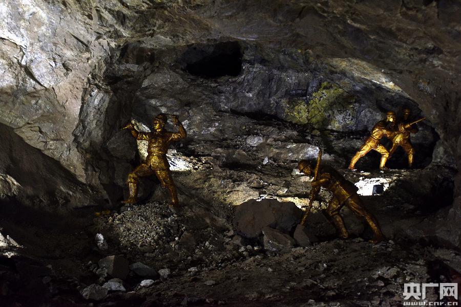 还原当年矿工们采矿的场景(央广网记者罗成摄影)