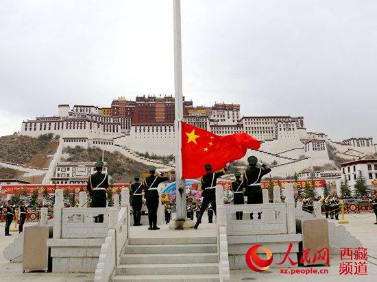 布达拉宫广场举行纪念百万农奴解放58周年"升国旗,奏国歌"仪式.