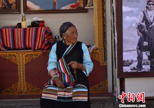 藏族老人常在拉萨八廓街享受午后时光。 孙翔 摄