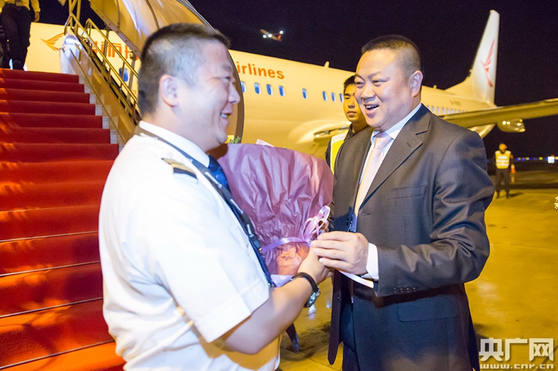瑞丽航空董事长马占炜到昆明长水机场迎接接机机组