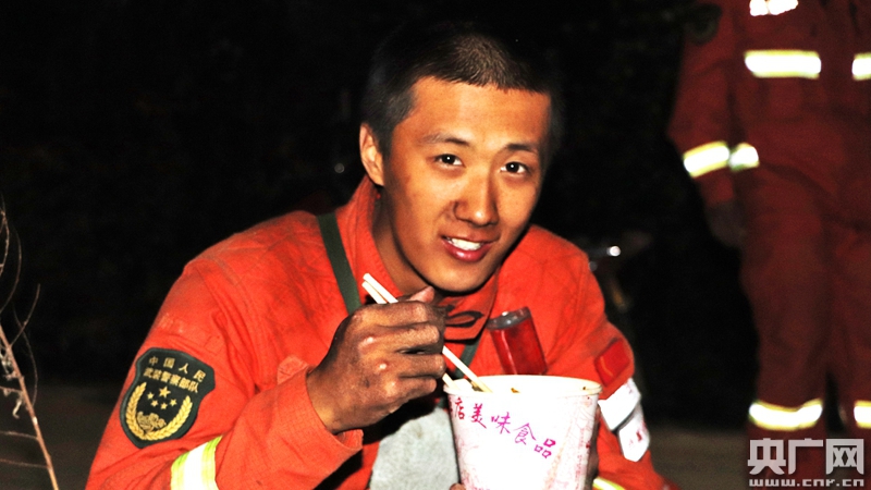 警官兵激战火魔10小时 成功扑灭祥云县森林火