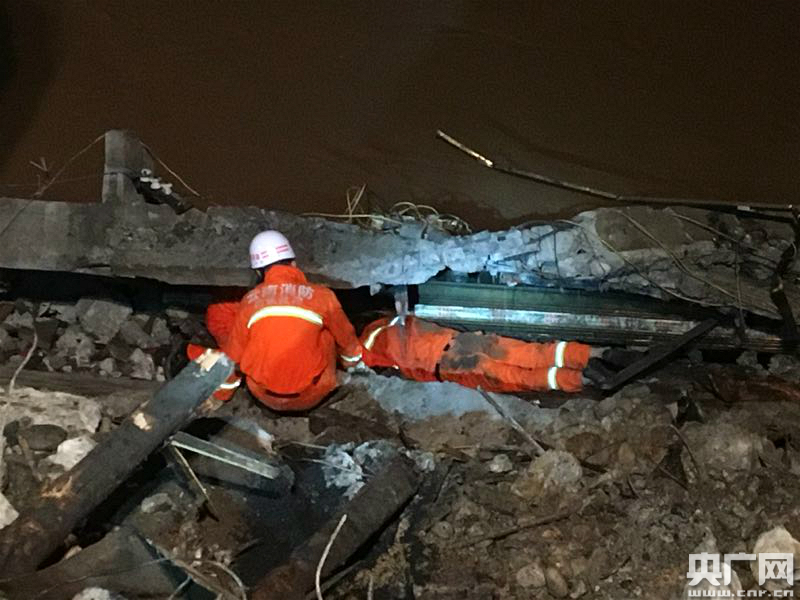 云南盐津遭遇暴雨洪涝灾害 民房倒塌6人失联