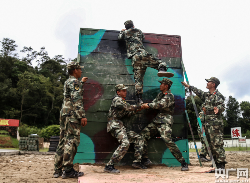 图集:武警官兵的超炫三人协作攀登