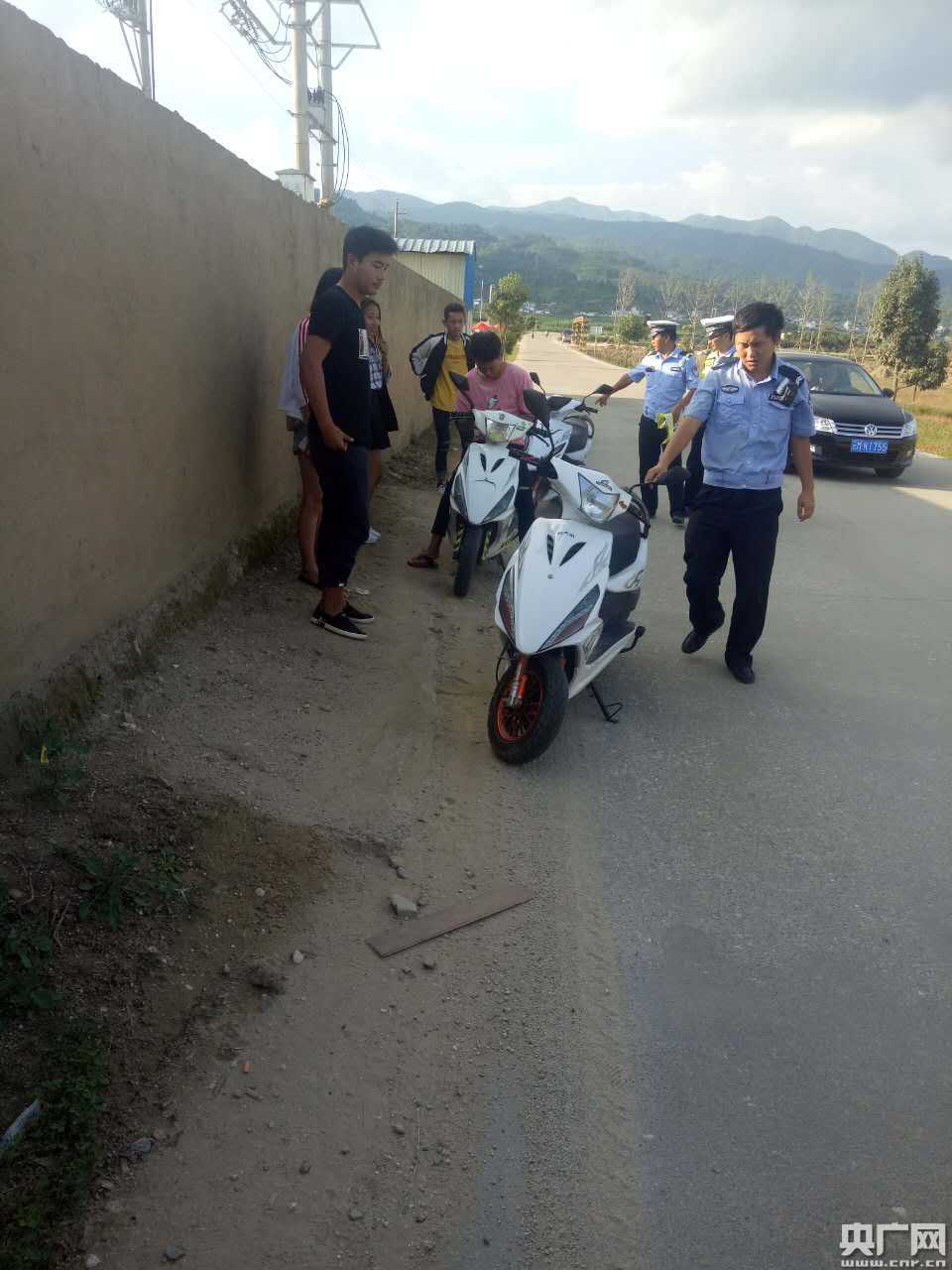 云南昌宁交警重拳出击整治鬼火摩托