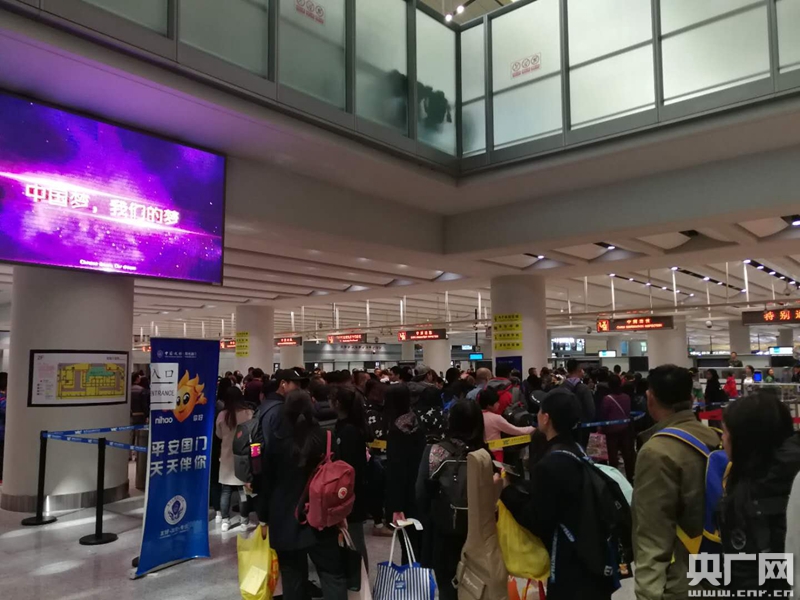 昆明边检站为国外务工人员开设春运通道