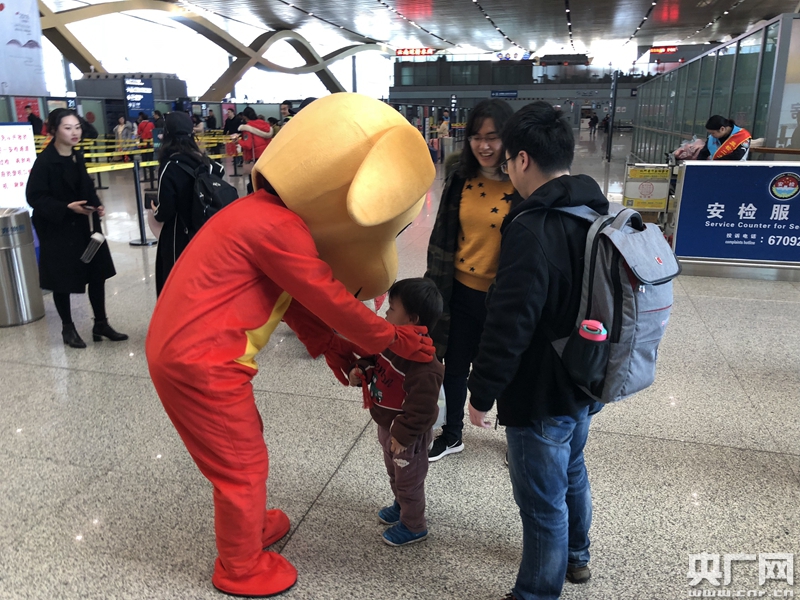 昆明机场安检开展新春活动 特色服务让旅客更