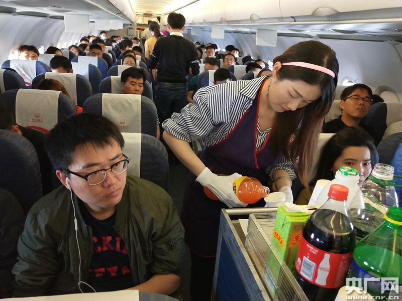 五一小长假 川航开展劳动者最美空中服务体