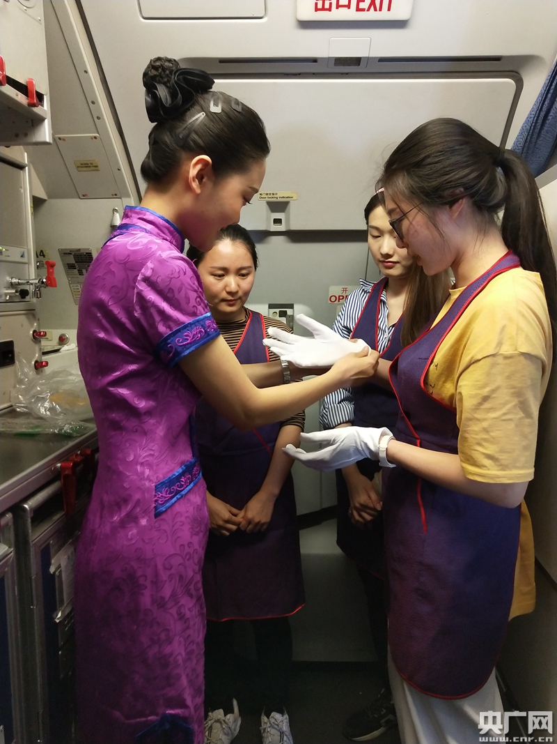 五一小长假 川航开展劳动者最美空中服务体