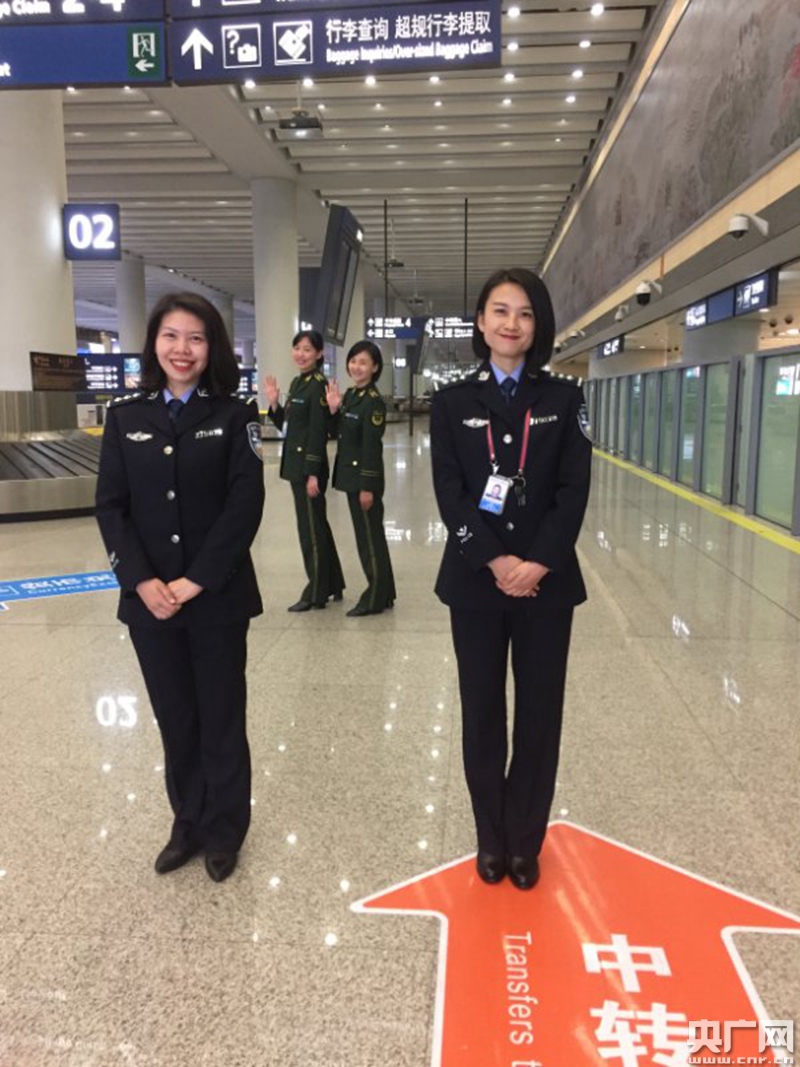 新年新景昆明边检民警亮相长水机场元旦祝福送旅客