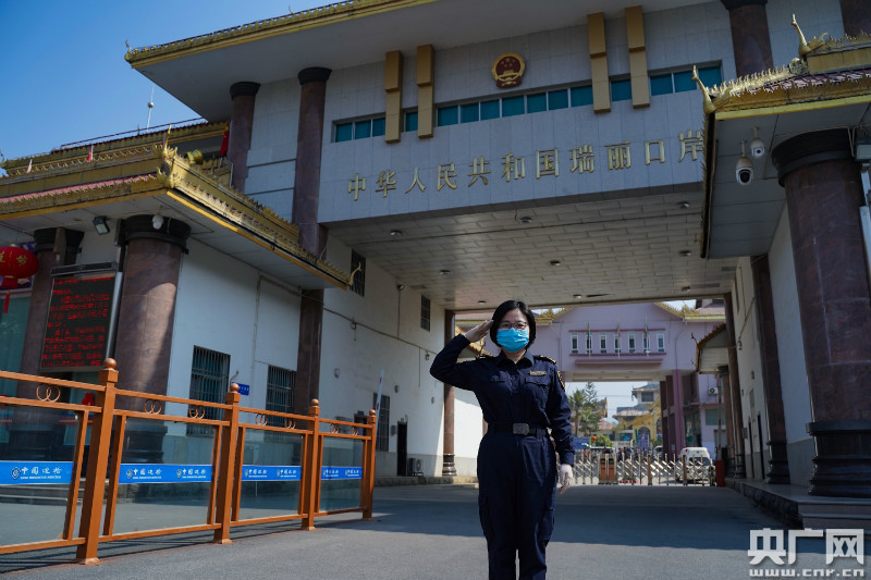 熊丽娜是瑞丽海关驻姐告办事处旅检一科的一名副科长,整个春节假期她