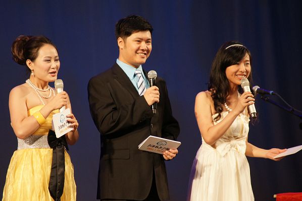 娱乐广播主持人小艾(右一)与天津相声广播两位