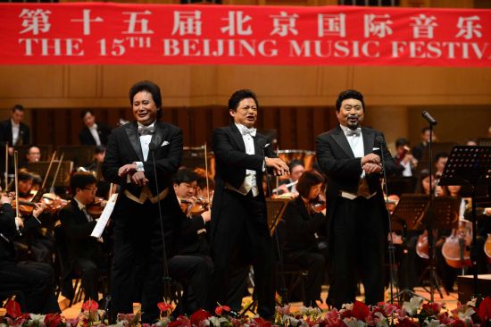 三大男高音唱着《凤阳花鼓》秀马步