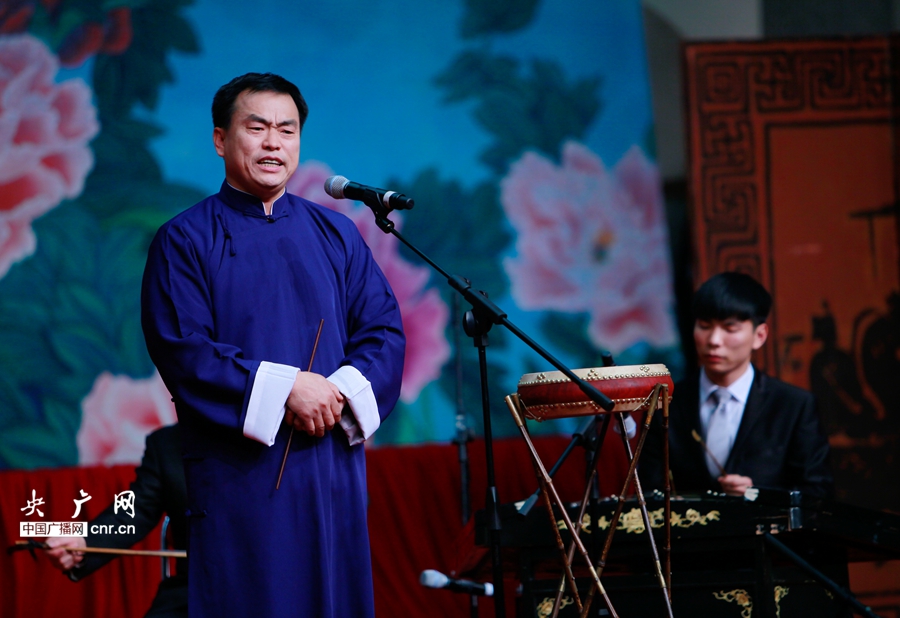 王树才表演北京琴书《礼尚往来》